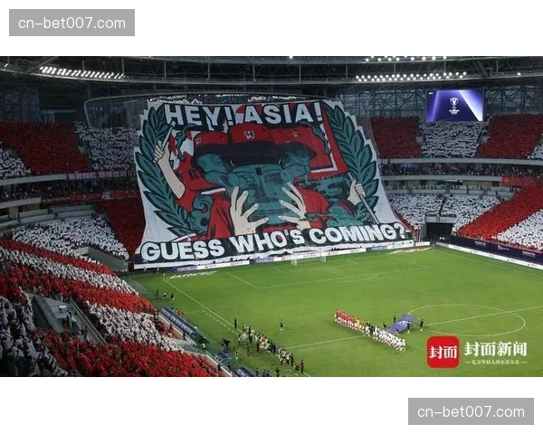 塞维利亚德比球迷看台巨型TIFO致敬已故名宿，现场气氛达到顶点